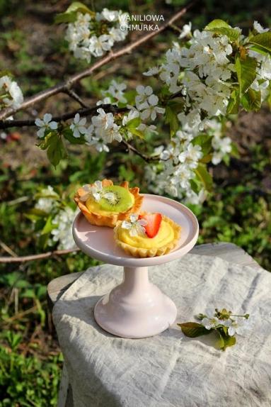 Zdjęcie - Tartaletki z cytrynowym kremem pâtissière i owocami - Przepisy kulinarne ze zdjęciami