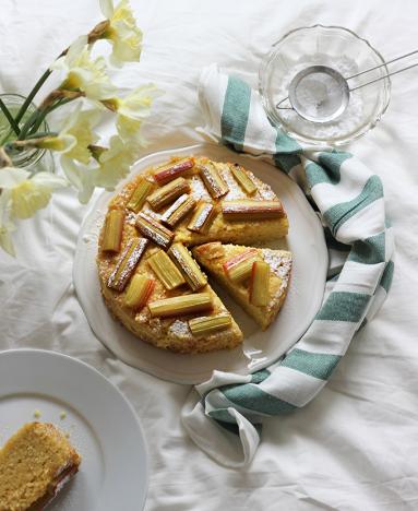 Zdjęcie - Wtorek z kaszą #48: Ciasto jaglane z białą czekoladą i rabarbarem - Przepisy kulinarne ze zdjęciami