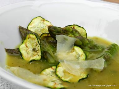 Zdjęcie - Zupa z zielonych szparagów i cukinii - Przepisy kulinarne ze zdjęciami