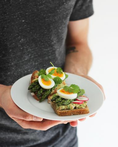Zdjęcie - Śniadanie do łóżka #182: Grzanki z guacamole, szparagami i jajkiem - Przepisy kulinarne ze zdjęciami