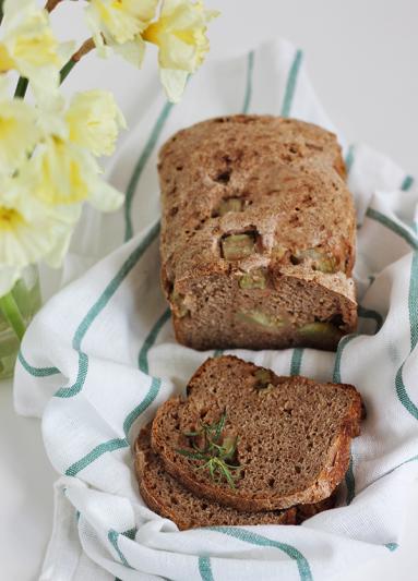 Zdjęcie - Pełnoziarnisty chleb z rabarbarem na zakwasie - Przepisy kulinarne ze zdjęciami