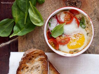 Zdjęcie - Jajka zapiekane ze szpinakiem i pomidorami / Eggs baked with spinach and tomatoes - Przepisy kulinarne ze zdjęciami