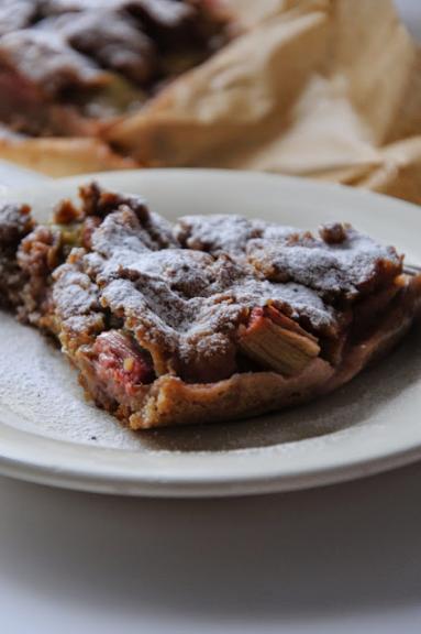 Zdjęcie - Orkiszowe kruche ciasto z rabarbarem i nutą róży - Przepisy kulinarne ze zdjęciami