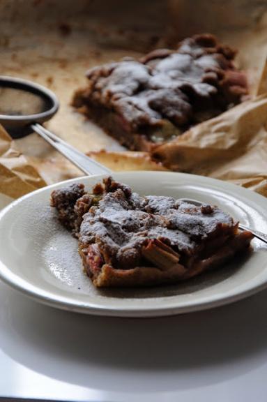 Zdjęcie - Orkiszowe kruche ciasto z rabarbarem i nutą róży - Przepisy kulinarne ze zdjęciami