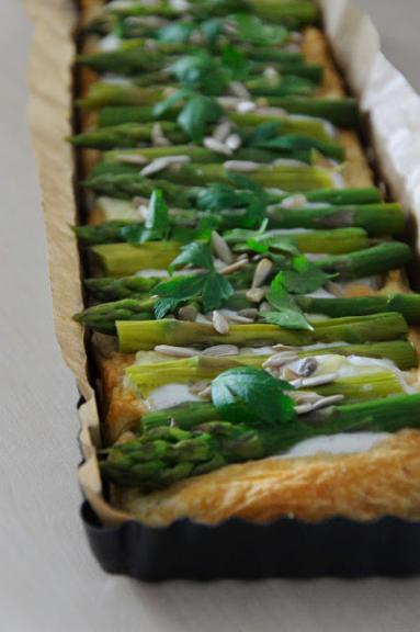 Zdjęcie - Prosta tarta ze szparagami i pestkami słonecznika - Przepisy kulinarne ze zdjęciami