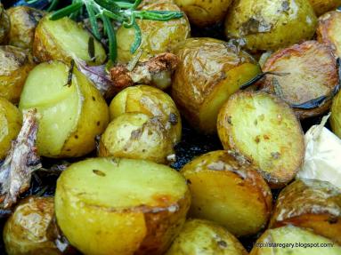 Zdjęcie - Młode ziemniaki z rozmarynem i czosnkiem - Przepisy kulinarne ze zdjęciami