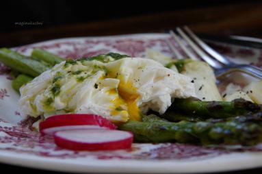 Zdjęcie - Szparagi z jajkiem i miętowym sosem - Przepisy kulinarne ze zdjęciami