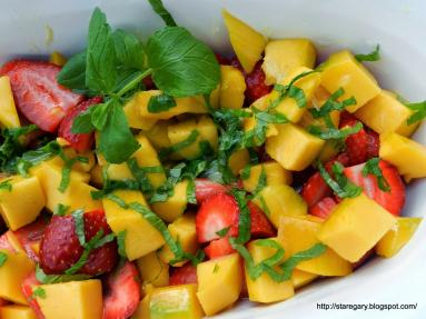 Zdjęcie - Sałatka owocowa - mango i truskawki - Przepisy kulinarne ze zdjęciami