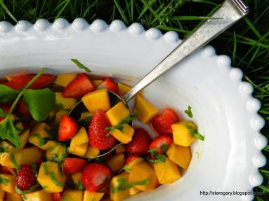 Zdjęcie - Sałatka owocowa - mango i truskawki - Przepisy kulinarne ze zdjęciami