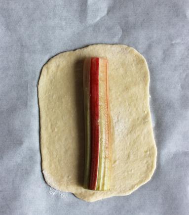 Zdjęcie - Paluchy chlebowe z rabarbarem i kruszonką - Przepisy kulinarne ze zdjęciami