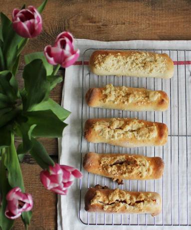 Zdjęcie - Paluchy chlebowe z rabarbarem i kruszonką - Przepisy kulinarne ze zdjęciami