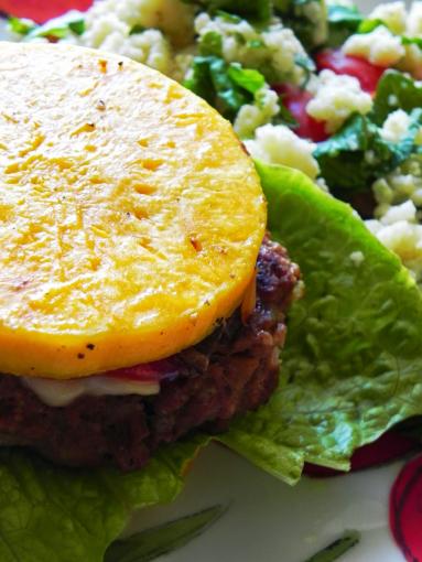 Zdjęcie - Hamburger w plastrach dyni i sałatka z kaszy jaglanej - Przepisy kulinarne ze zdjęciami