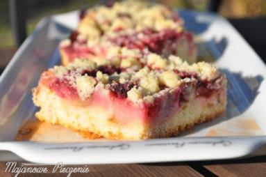 Zdjęcie - Waniliowe ciasto z rabarbarem i malinami - Przepisy kulinarne ze zdjęciami