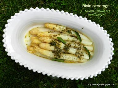 Zdjęcie - Białe szparagi z sosem miętowo maślanym - Przepisy kulinarne ze zdjęciami