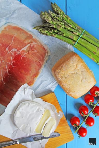 Zdjęcie - Grillowana ciabatta ze szparagami, camembertem i szynką parmeńską - Przepisy kulinarne ze zdjęciami