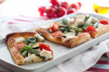 Zdjęcie - Szybka tatrta ze szparagami, cukinią i pomidorkami - Przepisy kulinarne ze zdjęciami
