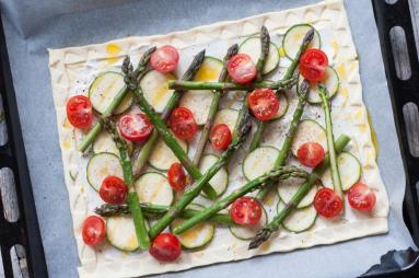 Zdjęcie - Szybka tatrta ze szparagami, cukinią i pomidorkami - Przepisy kulinarne ze zdjęciami