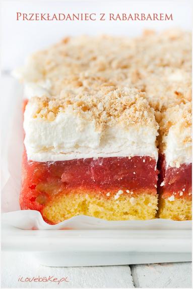 Zdjęcie - Przekładaniec, ciasto z rabarbarem na biszkopcie z bitą śmietaną – przepis - Przepisy kulinarne ze zdjęciami