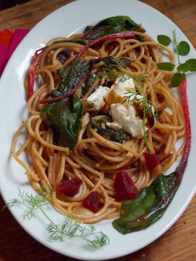 Zdjęcie - Spaghetti z botwinką - Przepisy kulinarne ze zdjęciami