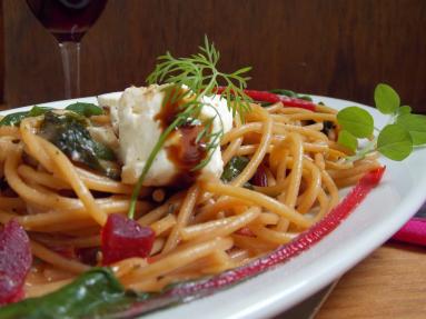 Zdjęcie - Spaghetti z botwinką - Przepisy kulinarne ze zdjęciami