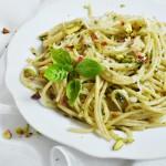 Zdjęcie - Spaghetti z pesto bazyliowo-pistacjowym - Przepisy kulinarne ze zdjęciami