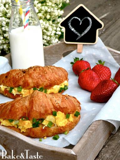 Zdjęcie - Croissanty z jajecznicą - Przepisy kulinarne ze zdjęciami