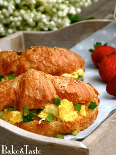 Zdjęcie - Croissanty z jajecznicą - Przepisy kulinarne ze zdjęciami