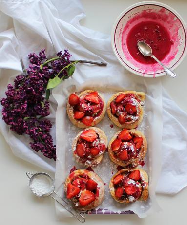 Zdjęcie - Drożdżówki z karmelowym rabarbarem, truskawkami i lukrem z granatem - Przepisy kulinarne ze zdjęciami