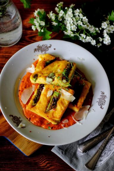 Zdjęcie - Grillowana polenta ze szparagami i sosem z pieczonych pomidorów - Przepisy kulinarne ze zdjęciami
