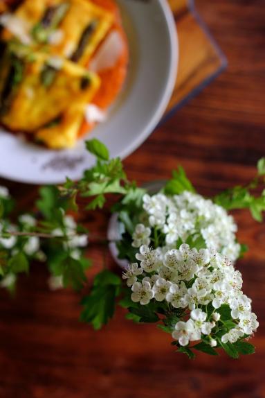 Zdjęcie - Grillowana polenta ze szparagami i sosem z pieczonych pomidorów - Przepisy kulinarne ze zdjęciami