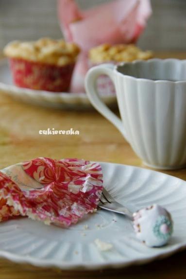 Zdjęcie - Jogurtowe babeczki nadziewane rabarbarem przykryte kruszonką - Przepisy kulinarne ze zdjęciami