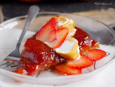 Zdjęcie - Tarte Tatin z jabłkami i truskawkami / Apple and strawberry Tarte Tatin - Przepisy kulinarne ze zdjęciami