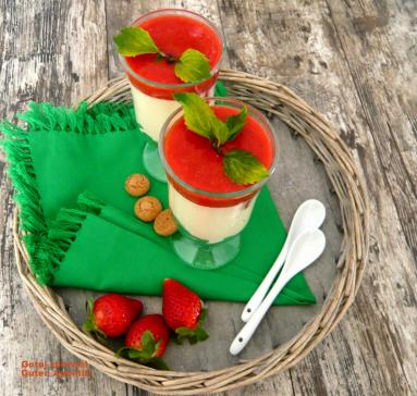 Zdjęcie - Błyskawiczny adwokatowy deser truskawkowy - Przepisy kulinarne ze zdjęciami