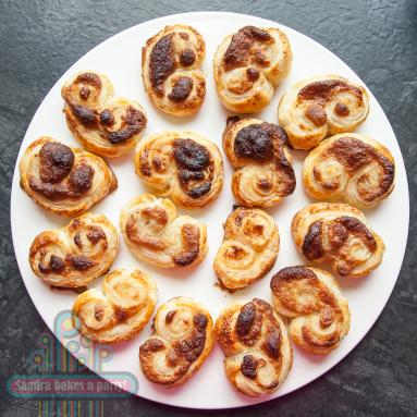 Zdjęcie - Mini palmiery z ciasta francuskiego z chałwą - Przepisy kulinarne ze zdjęciami