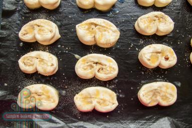 Zdjęcie - Mini palmiery z ciasta francuskiego z chałwą - Przepisy kulinarne ze zdjęciami
