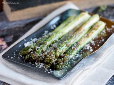 Zdjęcie - Szparagi z czosnkiem i parmezanem / Parmesan and garlic asparagus - Przepisy kulinarne ze zdjęciami