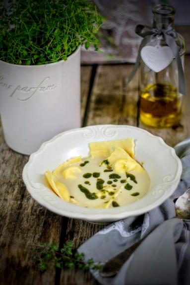 Zdjęcie - Krem z białych szparagów z tortellini z kozim serem i  oliwą ze szczawiku zajęczego - Przepisy kulinarne ze zdjęciami