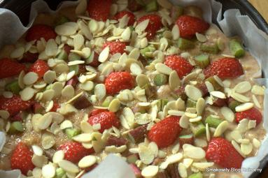 Zdjęcie - Ciasto z truskawkami, rabarbarem i migdałami - Przepisy kulinarne ze zdjęciami