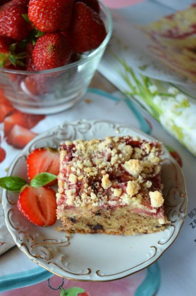 Zdjęcie - Ciasto drożdżowe bez wyrabiania z truskawkami, rabarbarem i  czekoladą - Przepisy kulinarne ze zdjęciami