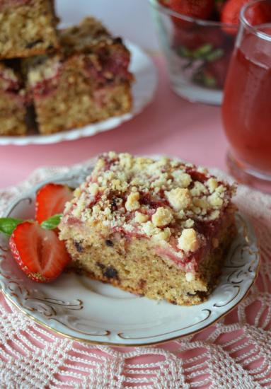 Zdjęcie - Ciasto drożdżowe bez wyrabiania z truskawkami, rabarbarem i  czekoladą - Przepisy kulinarne ze zdjęciami