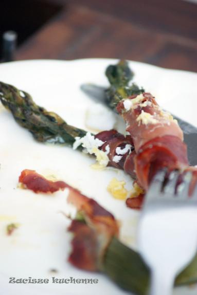 Zdjęcie - Szparagi pieczone z szynką - Przepisy kulinarne ze zdjęciami