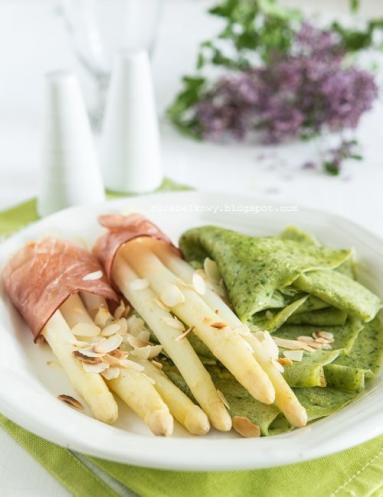 Zdjęcie - Naleśniki ziołowe ze szparagami i szynką - Przepisy kulinarne ze zdjęciami