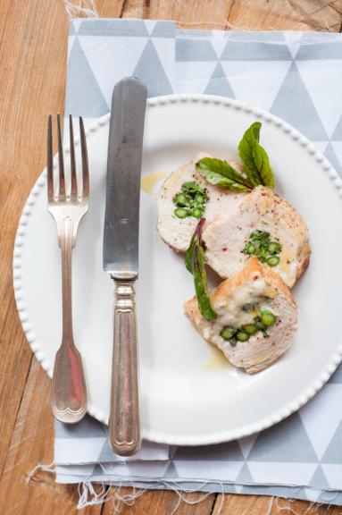 Zdjęcie - Kurczak faszerowany szparagami i serem pleśniowym - Przepisy kulinarne ze zdjęciami