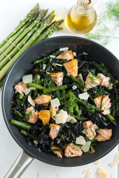 Zdjęcie - Czarne tagliatelle ze szparagami, łososiem i koperkiem - Przepisy kulinarne ze zdjęciami