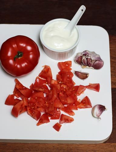 Zdjęcie - Pomidorowe chlebki naan na zakwasie - Przepisy kulinarne ze zdjęciami