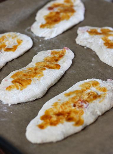 Zdjęcie - Pomidorowe chlebki naan na zakwasie - Przepisy kulinarne ze zdjęciami