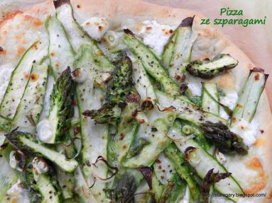 Zdjęcie - Pizza ze szparagami - Przepisy kulinarne ze zdjęciami