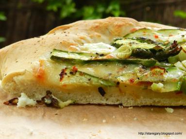 Zdjęcie - Pizza ze szparagami - Przepisy kulinarne ze zdjęciami