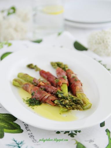 Zdjęcie - Szparagi w szynce parmeńskiej - Przepisy kulinarne ze zdjęciami