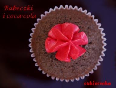 Zdjęcie - Babeczki z coca-colą i czekoladowymi groszkami - Przepisy kulinarne ze zdjęciami